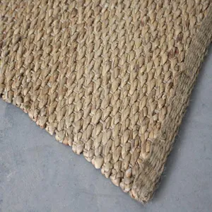 Detailansicht des gewebten Teppichs aus Wasserhyazinthe, naturverbundene Bodenmatte Nahaufnahme.