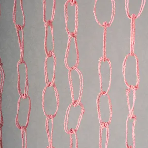 Detailaufnahme des rosa geflochtenen Papierschnur-Kettenvorhangs für die Inneneinrichtung.