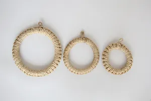 Handwoven corn husk round trivet set, natural straw hot pad for kitchen table.