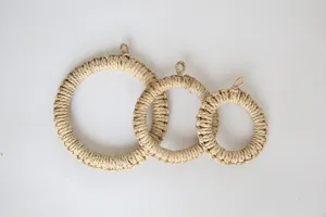 Handmade corn husk woven trivet set, natural plant fiber pot mat for kitchen and dining table.