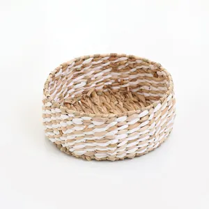 Geflochtener Korb Detail Nahaufnahme naturliches Stroh Desktop Organizer Behalter Dekoration