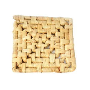 Foldable woven heat insulation mat, natural straw square hot pad for kitchen tabletop protection
