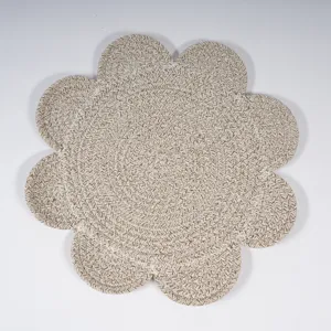 Detailed view of the braided flower-shaped cotton rope table mat with thick insulation.