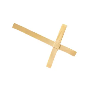 Cruz de palma tejida a mano colgante de pared para fiestas religiosas y decoración.