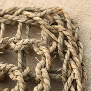 Natural woven grass pet mat detail, durable straw scratching pad for cats and dogs pets.