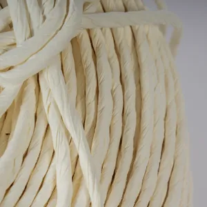 Close-up detail van witte getwijnde touwtextuur voor krabpaal en DIY ambachtelijke decoratie.