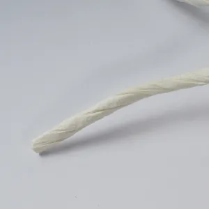 Detail opname van wit getourd touw voor krabpaal, knutselprojecten en decoratieve doeleinden.