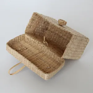 Caja de almacenamiento cuadrada de pasto marino natural tejida con tapa para organización en casa.