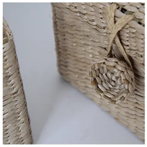 Caja de almacenamiento tejida de paja de enea natural con botón, estilo campestre rústico.