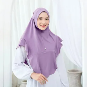 Vista dettagliata dello scialle hijab pullover in cotone cristallo elastico viola.