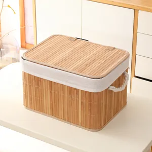 Scatola portaoggetti in bambù intrecciato con coperchio, vista dettagliata della trama.