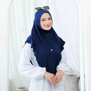 Dettaglio del hijab pullover in cotone cristallo elastico che mostra il design dello scialle.