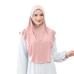Dettagli dell'hijab istantaneo rosa con volant, morbido tessuto in cotone di cristallo, comodo.
