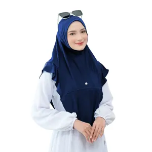 Vista dettagliata del copricapo hijab slip-on in cotone cristallo elasticizzato blu scuro.