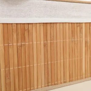 Dettaglio scatola portaoggetti in bambù con tessitura naturale e bordo in tessuto.