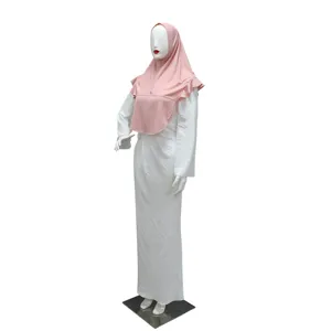 Vista dettagliata dell'hijab con volant rosa e abito bianco su manichino, abbigliamento musulmano.