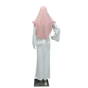 Vista posteriore dettagliata del hijab elasticizzato in cotone e del vestito bianco da donna.