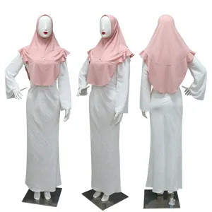 Vista dettagliata del set composto da hijab rosa con volant e abito lungo bianco.