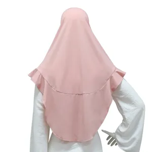Vista posteriore dettagliata del hijab in cotone cristallo rosa con volant eleganti.