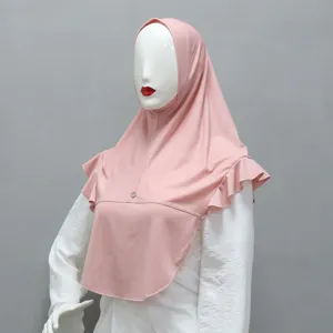 Primo piano dettagliato dello scialle hijab in cotone cristallo elastico rosa con volants.