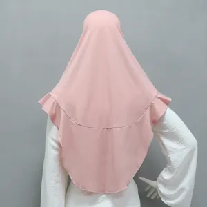 Vista dettagliata che mostra il retro dell'hijab in cotone cristallo rosa con orlo a volant.