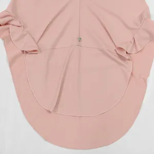 Dettaglio hijab elasticizzato in cotone cristallo rosa, volant eleganti e orlo curvo.