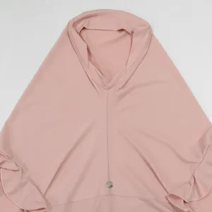 Primo piano dettagliato del hijab in cotone cristallo rosa, con volant e colletto.