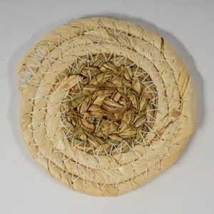 Handmade straw woven placemat natural corn husk round heat resistant mat for dining table home use