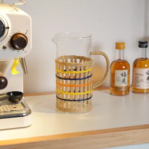 Handgemaakte glazen kan met strovlechtwerk en kleurrijke strepen, hittebestendige kan.