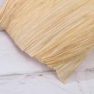 Natürliche getrocknete Maisstroh-Detailaufnahme, Bio-Material für DIY-Weben und Handwerk.