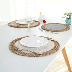 Set de table rond minimaliste nordique en paille tissée isolation thermique décoration cuisine.