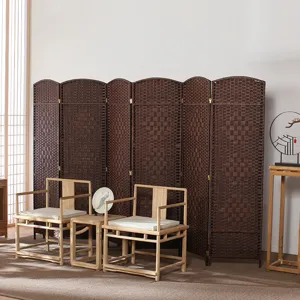 Dettaglio divisorio pieghevole in stile cinese, telaio in legno massello e paravento decorato.