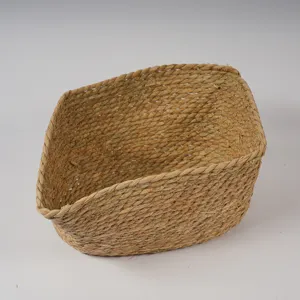 Vista de cerca de la cesta de almacenamiento de paja natural tejida a mano con textura fina.