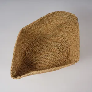 Cesta de almacenamiento tejida a mano de hierba natural vista detallada para el hogar
