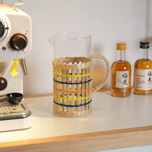 Handgemaakte geweven rattan glazen kan met kleurrijke decoratieve strepen voor dagelijks gebruik.