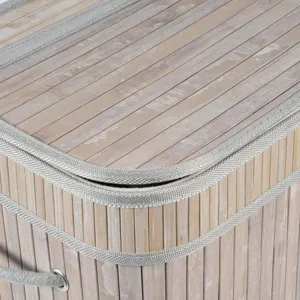 Panier de rangement tissé en bambou nordique détail gros plan texture avec bordure en tissu