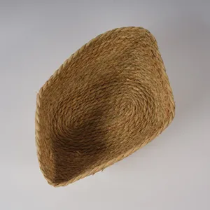 Detalle de cesta de almacenamiento tejida a mano, textura de paja natural para organizar.