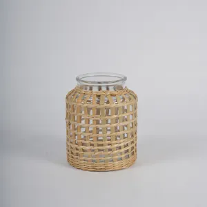 Vaso in vetro con rivestimento in paglia intrecciata, design minimalista per decorazioni.