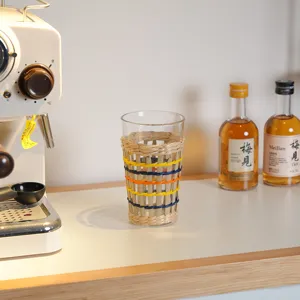 Handgemaakt glas met natuurlijke geweven strohoes, antislip decoratieve drinkbeker voor thuis.
