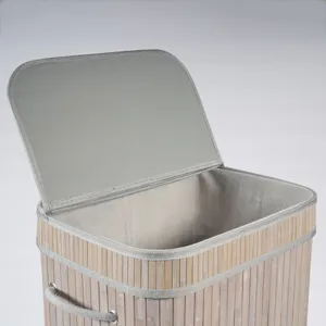 Gros plan détaillé sur le couvercle et la bordure robuste du panier à linge en bambou.