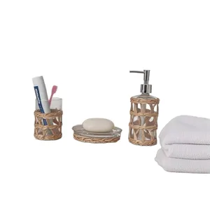 Ensemble d'accessoires de salle de bain en verre et rotin tissé avec distributeur de savon.