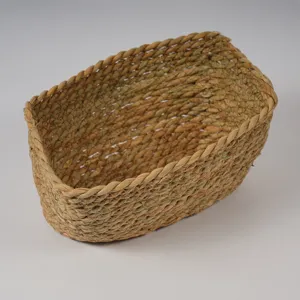 Cesta de almacenamiento tejida a mano con cuerda de junco natural, ideal para organizar el hogar.