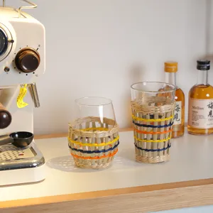 Handgemaakte glazen beker met stro geweven hoes, antislip rustiek drinkglas voor thuis.