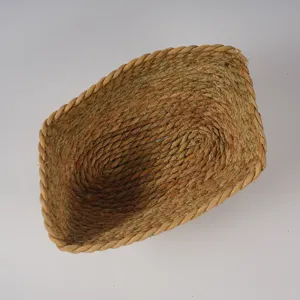 Cesta de almacenamiento de junco marino tejida a mano vista detallada para el hogar.