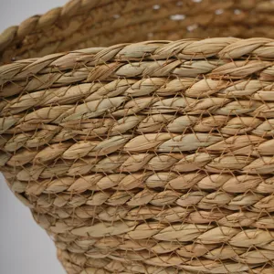 Primer plano de la cesta de paja tejida que muestra la textura natural y la estructura de tejido.