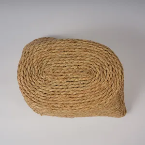 Detalle de cesta de almacenamiento tejida a mano, material vegetal natural, ideal para el hogar.