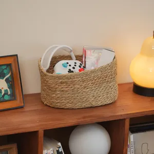Cesta de almacenamiento de pasto marino tejida a mano, detalle ideal para el hogar.