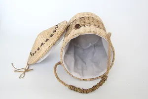 Detalle de cesta de almacenamiento tejida a mano, textura de fibra natural, forro de tela.