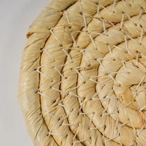 Bohemian geweven stro mat detailweergave, natuurlijke mais en lisdodde textuur close-up decor.
