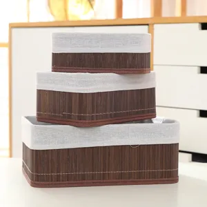 Set di 3 cestini portaoggetti impilabili in bambù con fodera in tessuto grigio per la casa.